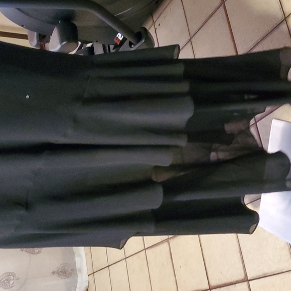 Black evening gown with beading - Picture 7 of 12